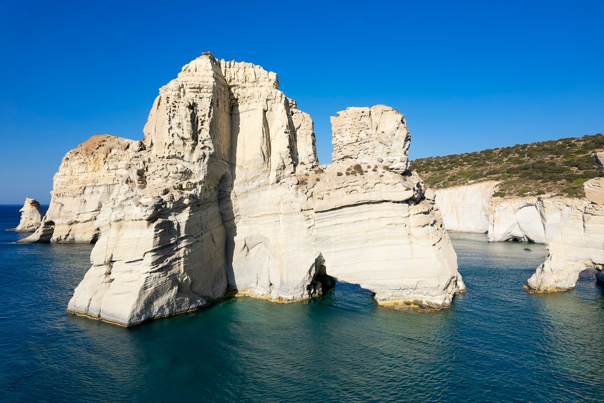 vita klippor ur havet vid kusten av ön Milos