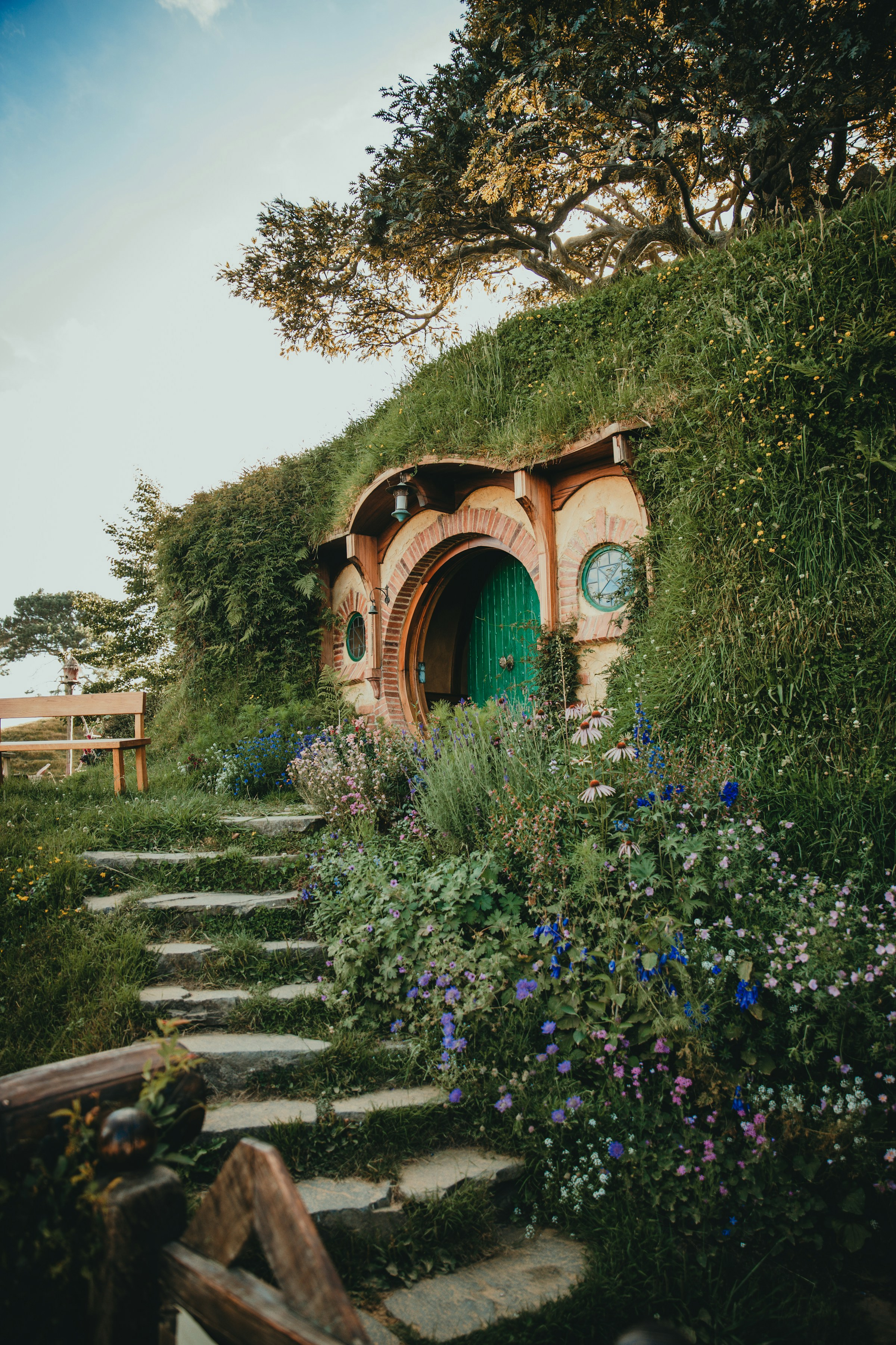 trädgård och rund dörr in till ett hobbithus