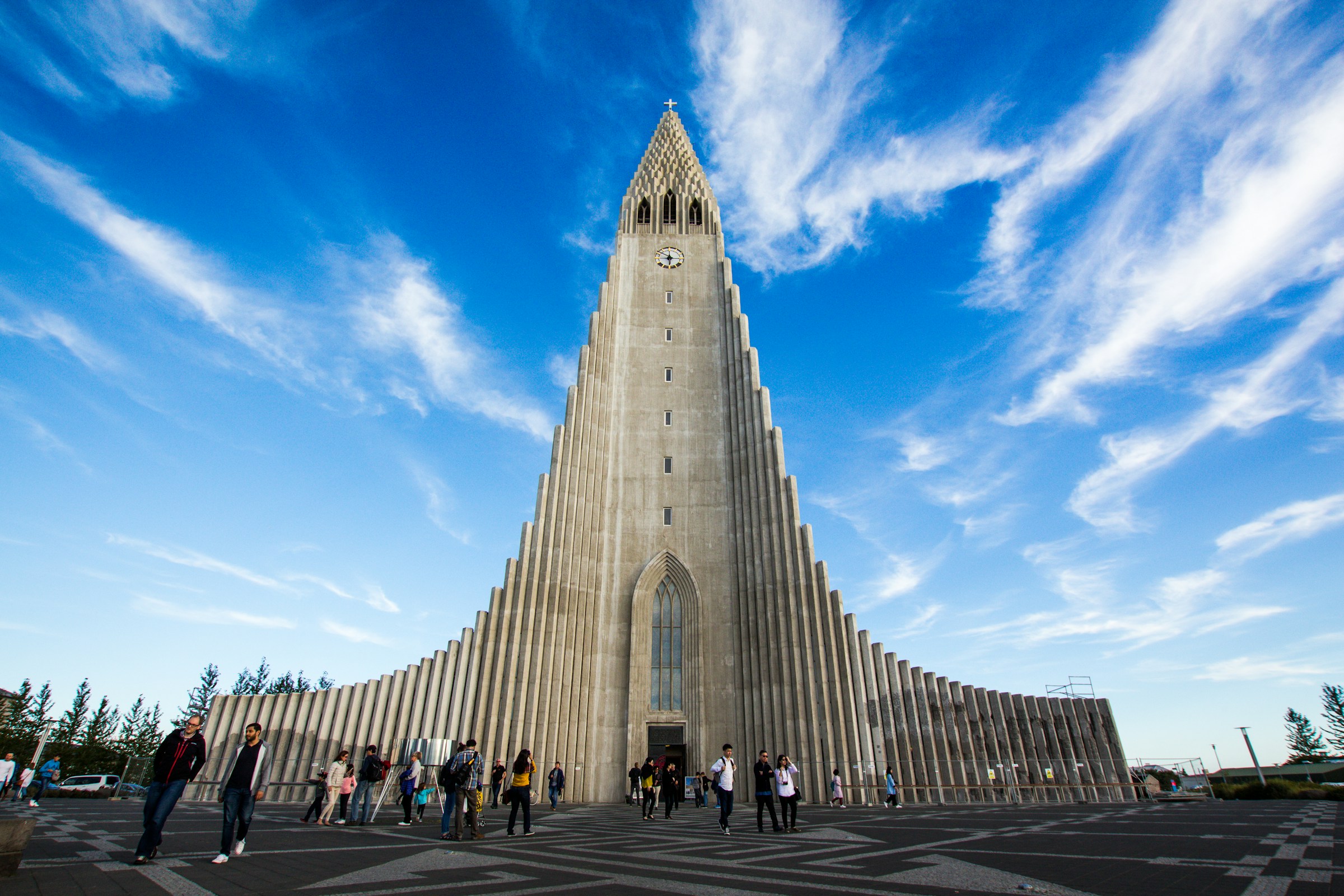 kuva kuuluisasta rakennuksesta Reykjavikissa, sininen taivas taustalla