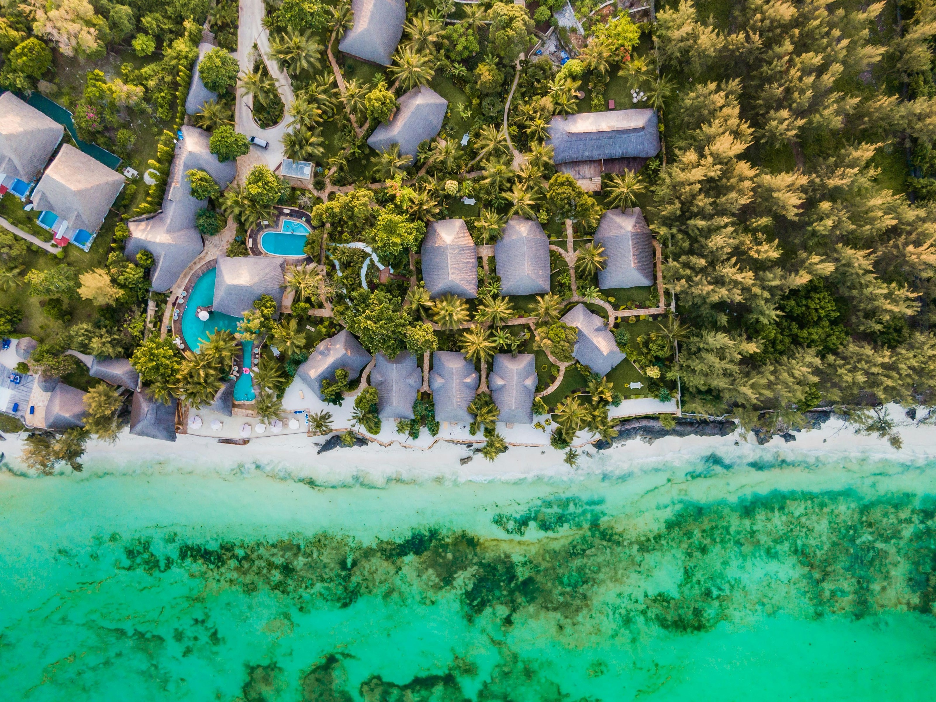 vy ovanifrån på ett resort vid strand och djungel