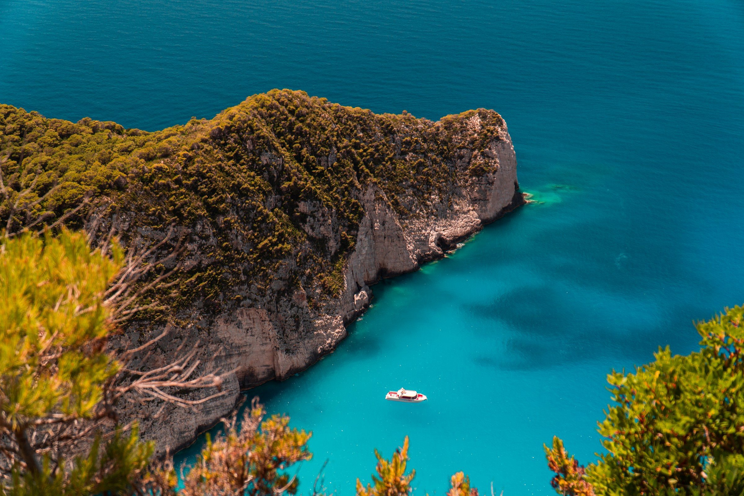 Grekisk ö och hav i en bukt under sommarsäsong