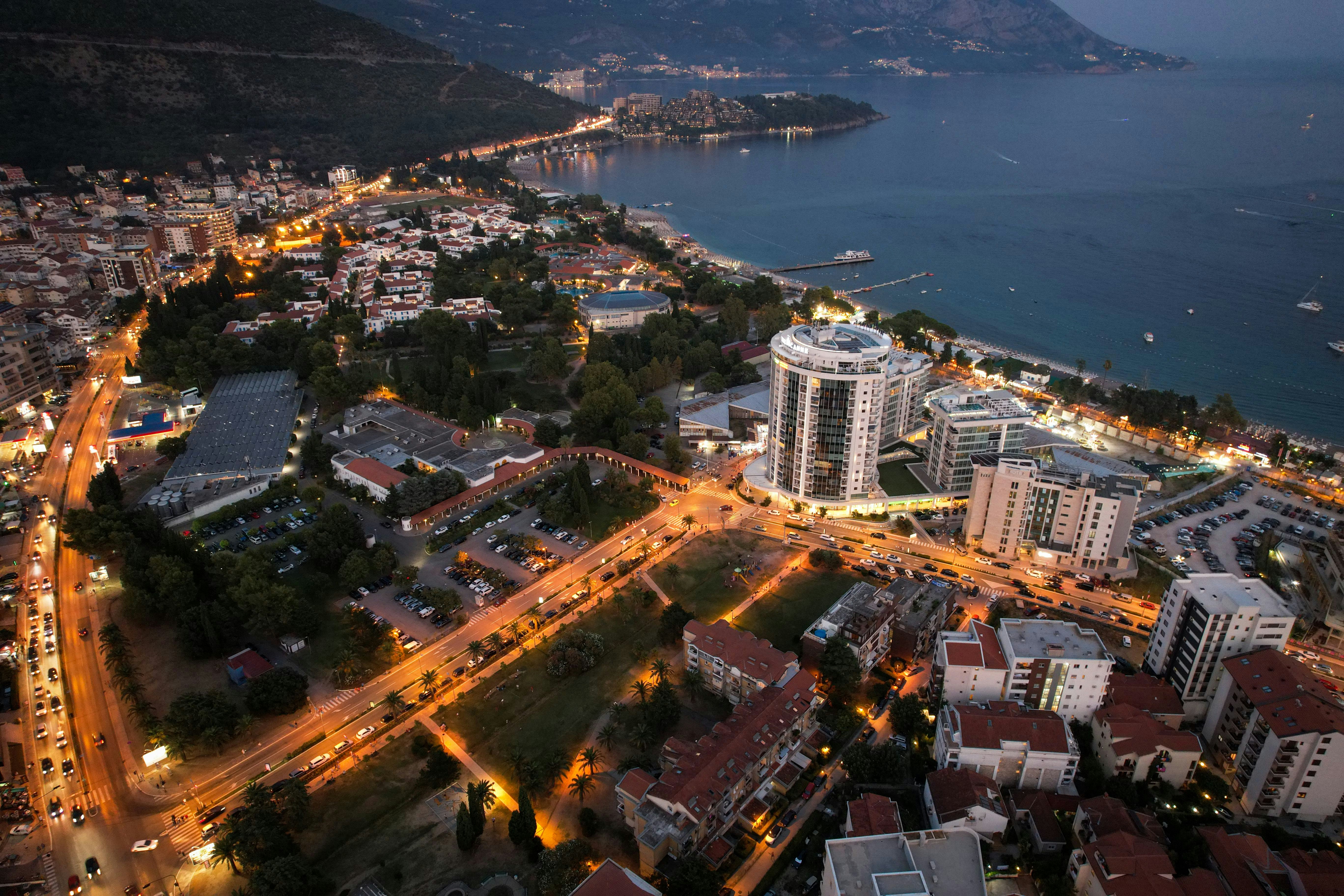 Matkusta Tiranaan - Lintuperspektiivi Albanian Tiranaan iltaisin kaupungin valojen ja teiden valaistessa kaupungin rakennuksia