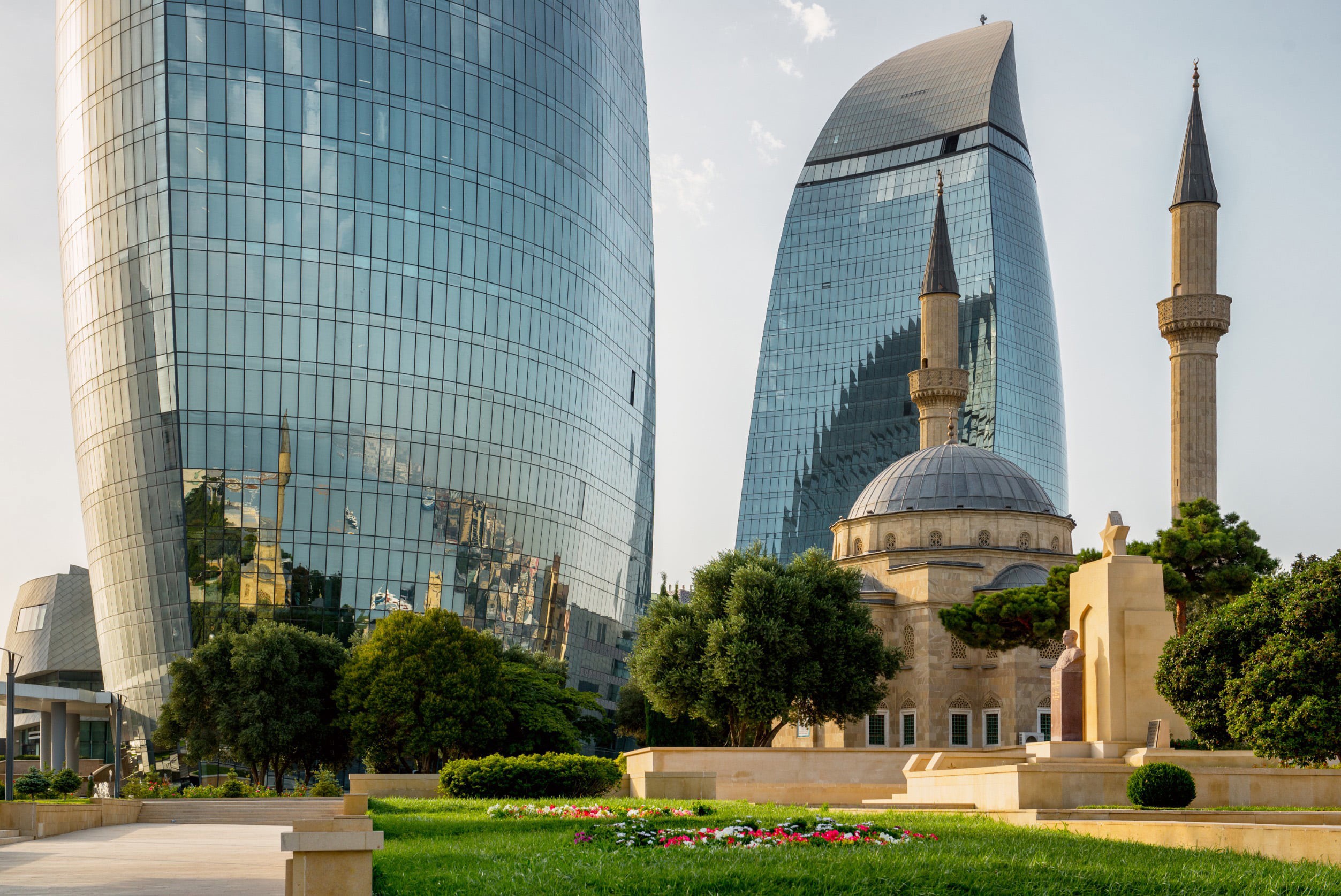 Skyskrapor i bakgrunden och en moské framför i staden Baku i Azerbajdzjan