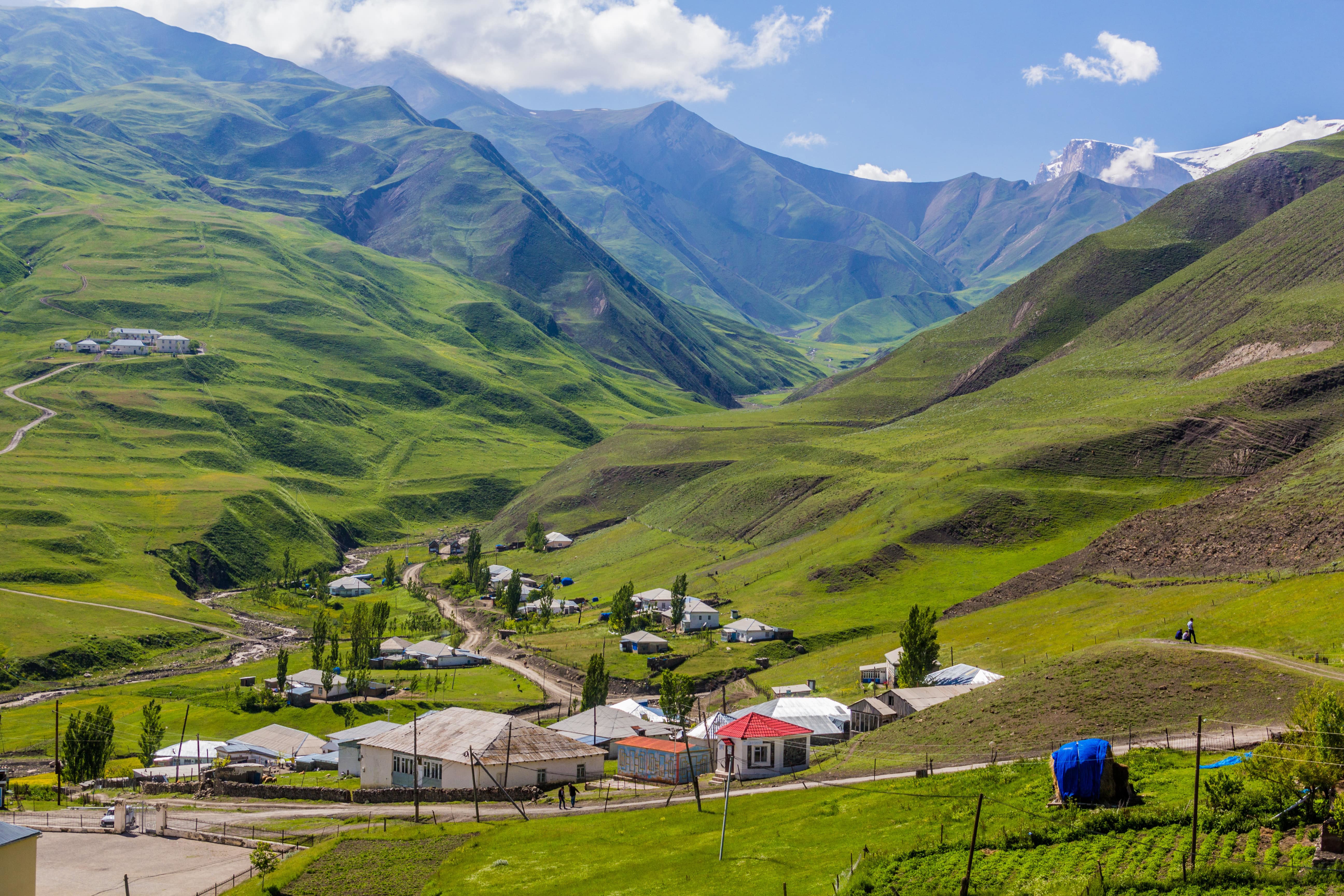 Kaunis luonto vuorilla, vihreät tasangot ja kylä keskellä Pohjois-Azerbaidžania