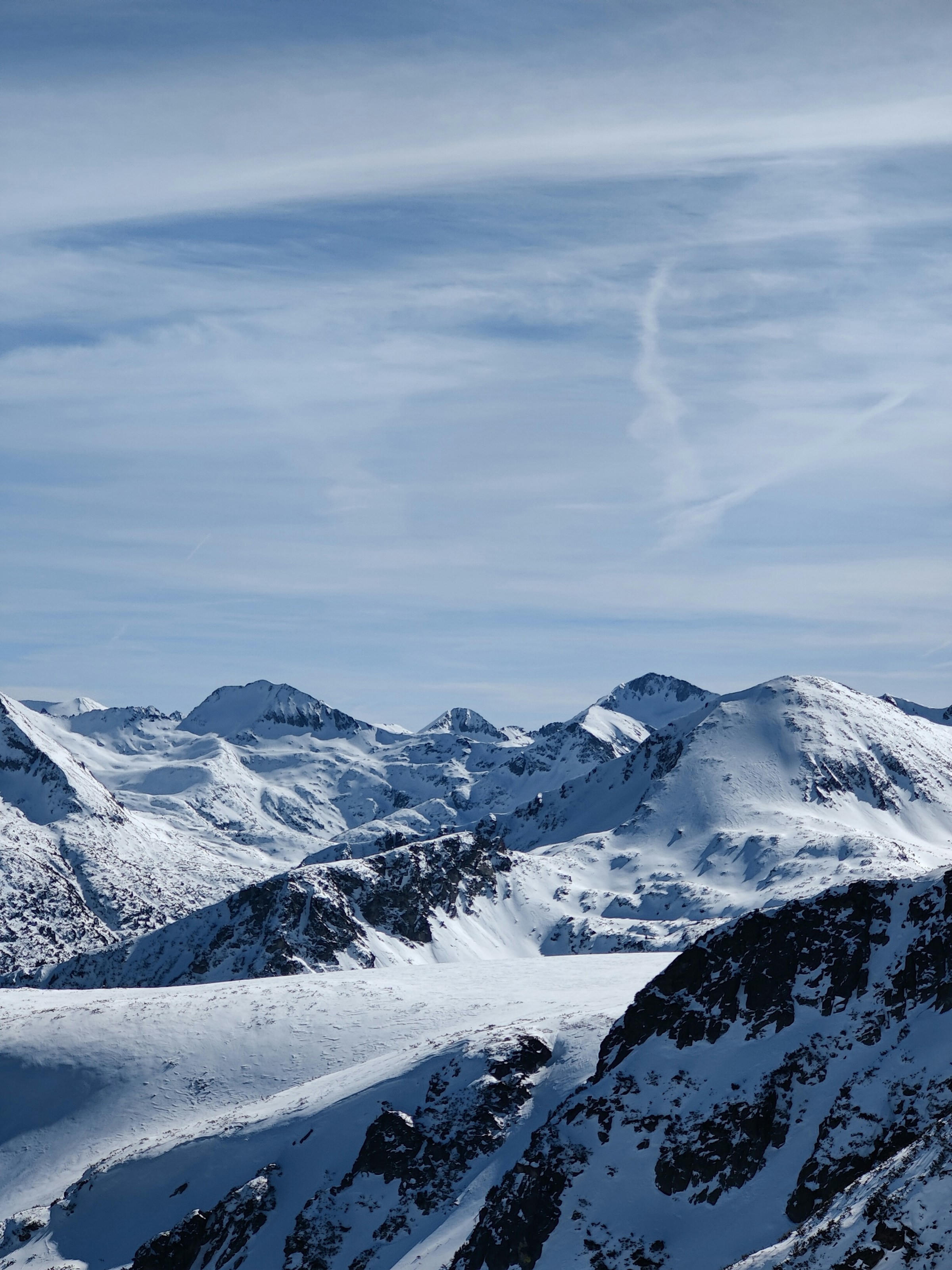 Snöbeklädda bergstoppar under klar himmel i Bansko, Bulgarien.