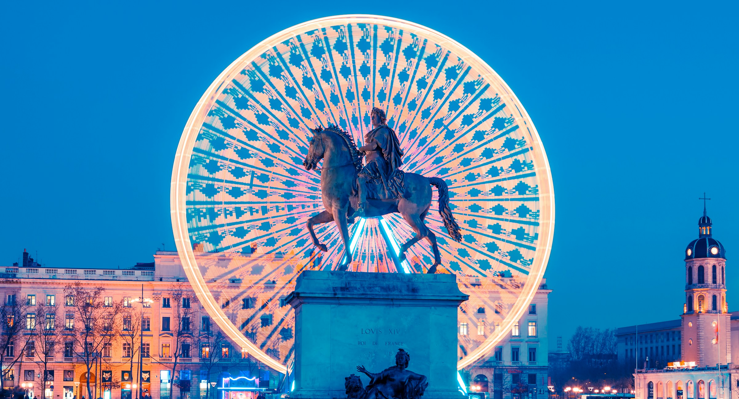 staty på torg framför ett parisehjul under kvällen i Lyon, Franrike