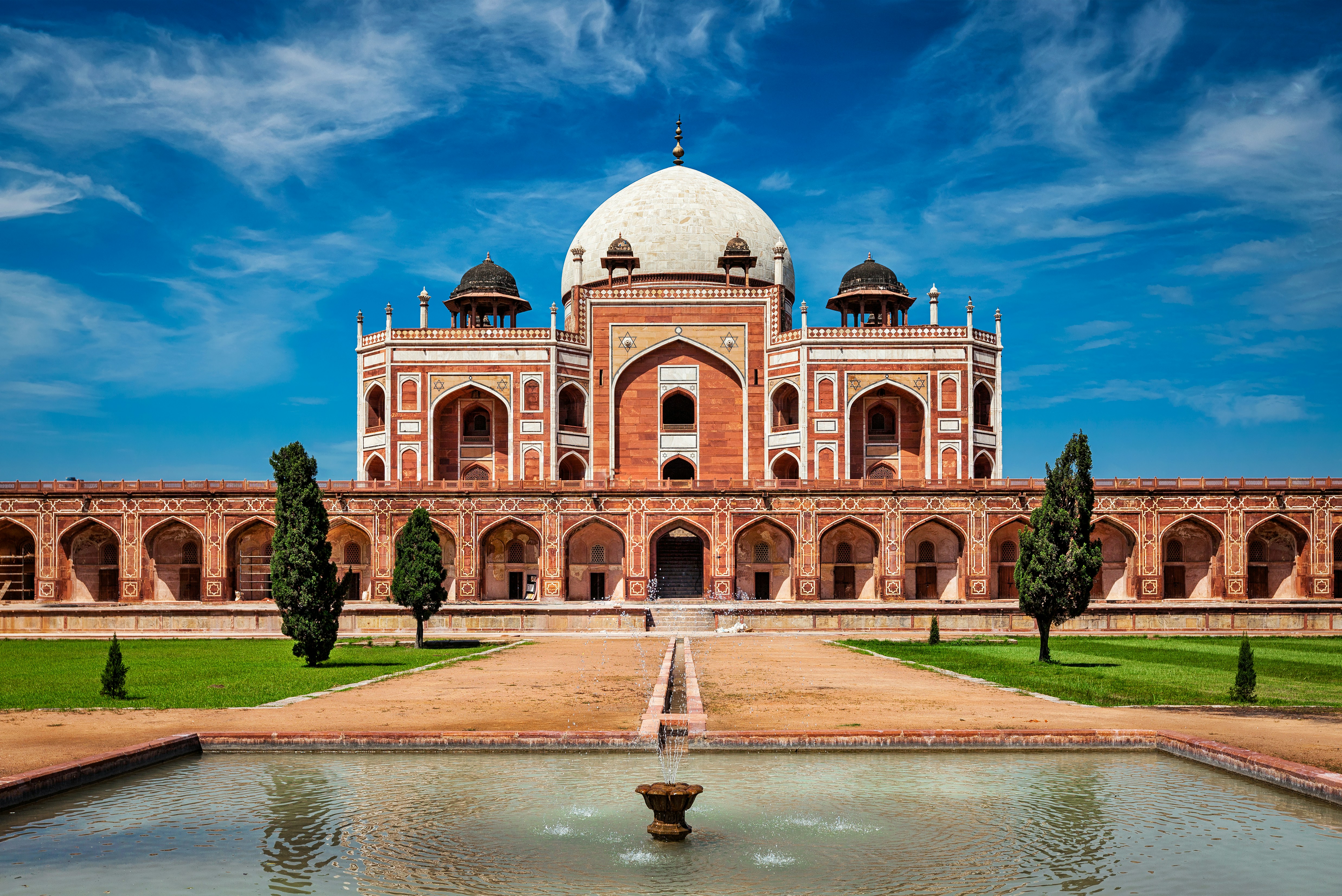 Matka Delhiin - Humayunin mausoleumi Delhissä, Intiassa, upea punainen hiekkakivi- ja marmorirakenne kirkkaan sinisen taivaan alla.