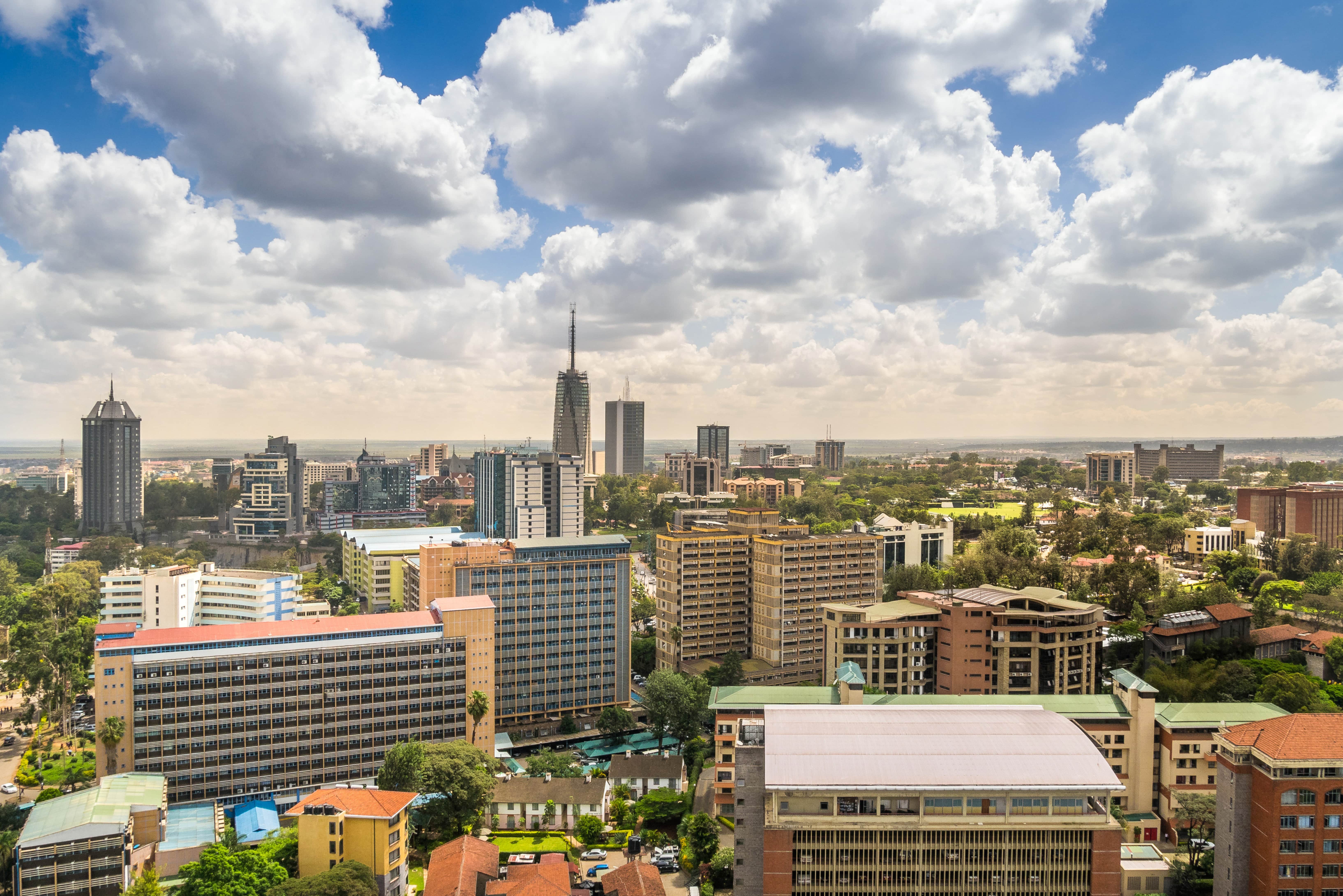 Resa till Nairobi - Vy över Nairobi-stad med flertal byggnader, skyskrapor och grönska runtomkring som möter en blå himmel