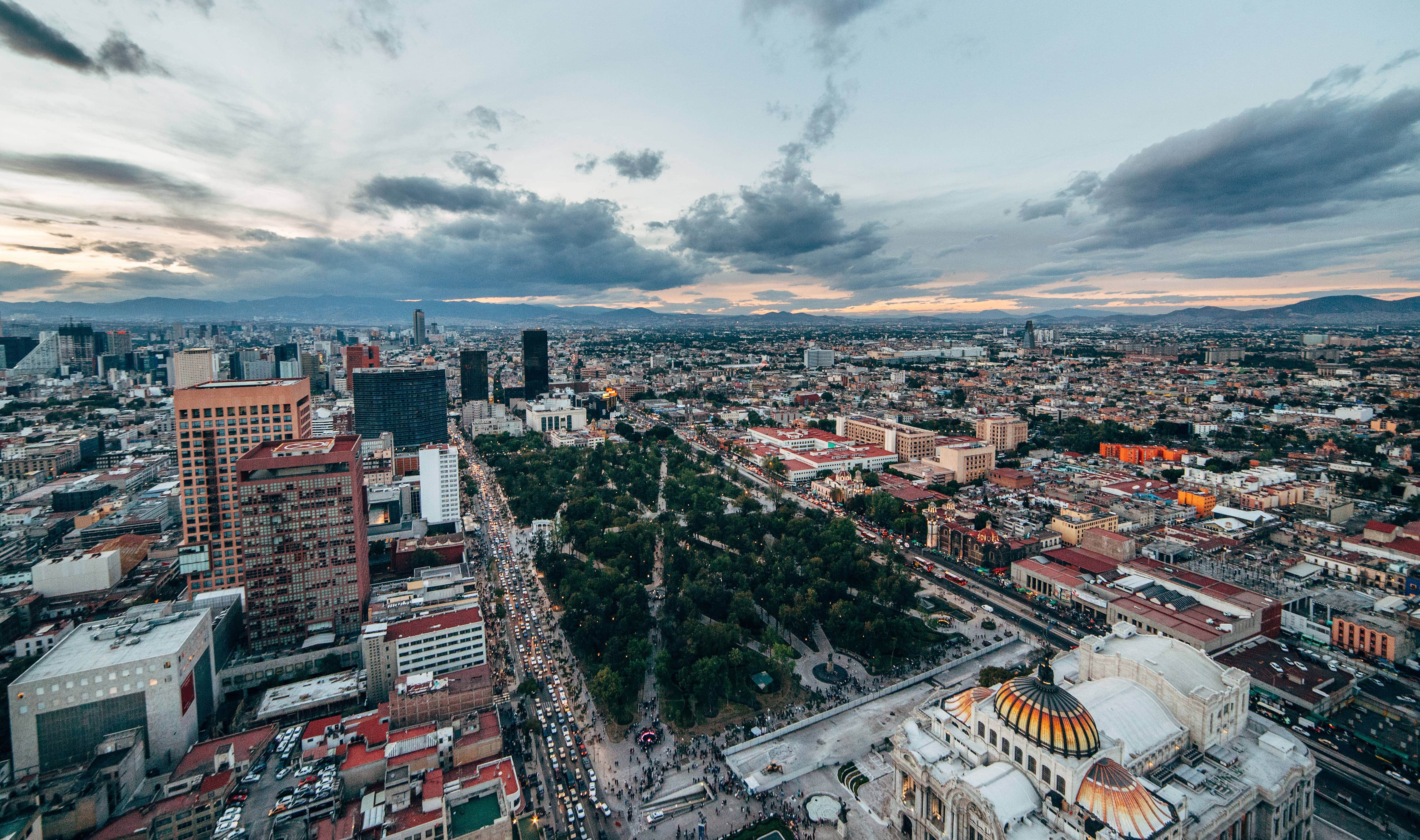 Matkusta Mexico Cityyn - Näkymä vihreään puistoon Alameda Central Mexico Cityn keskustassa, rakennusten ympäröimänä