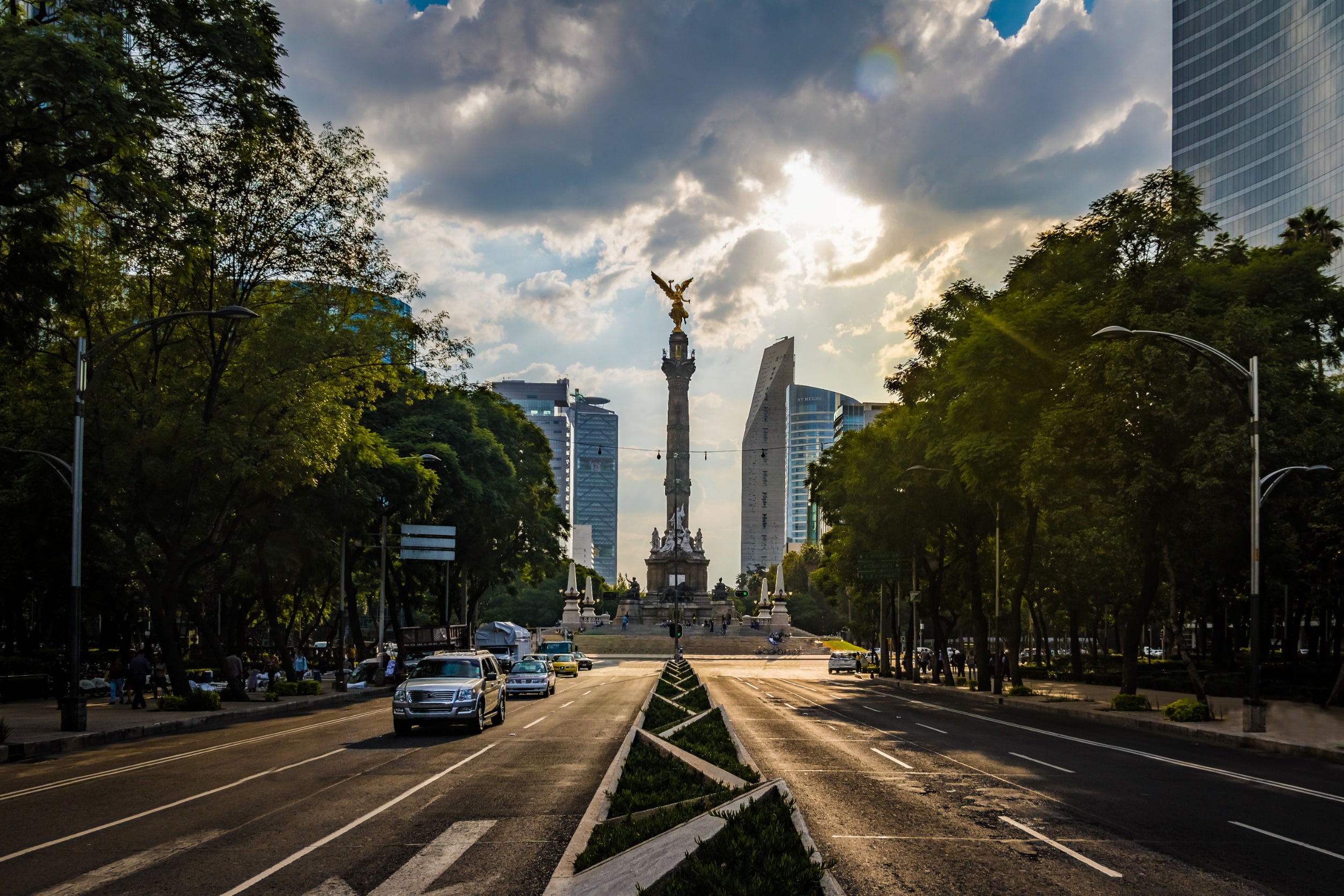 Näkymä liikenneympyrään johtavalta tieltä, jonka patsas osoittaa kuin taivas Mexico Cityssä