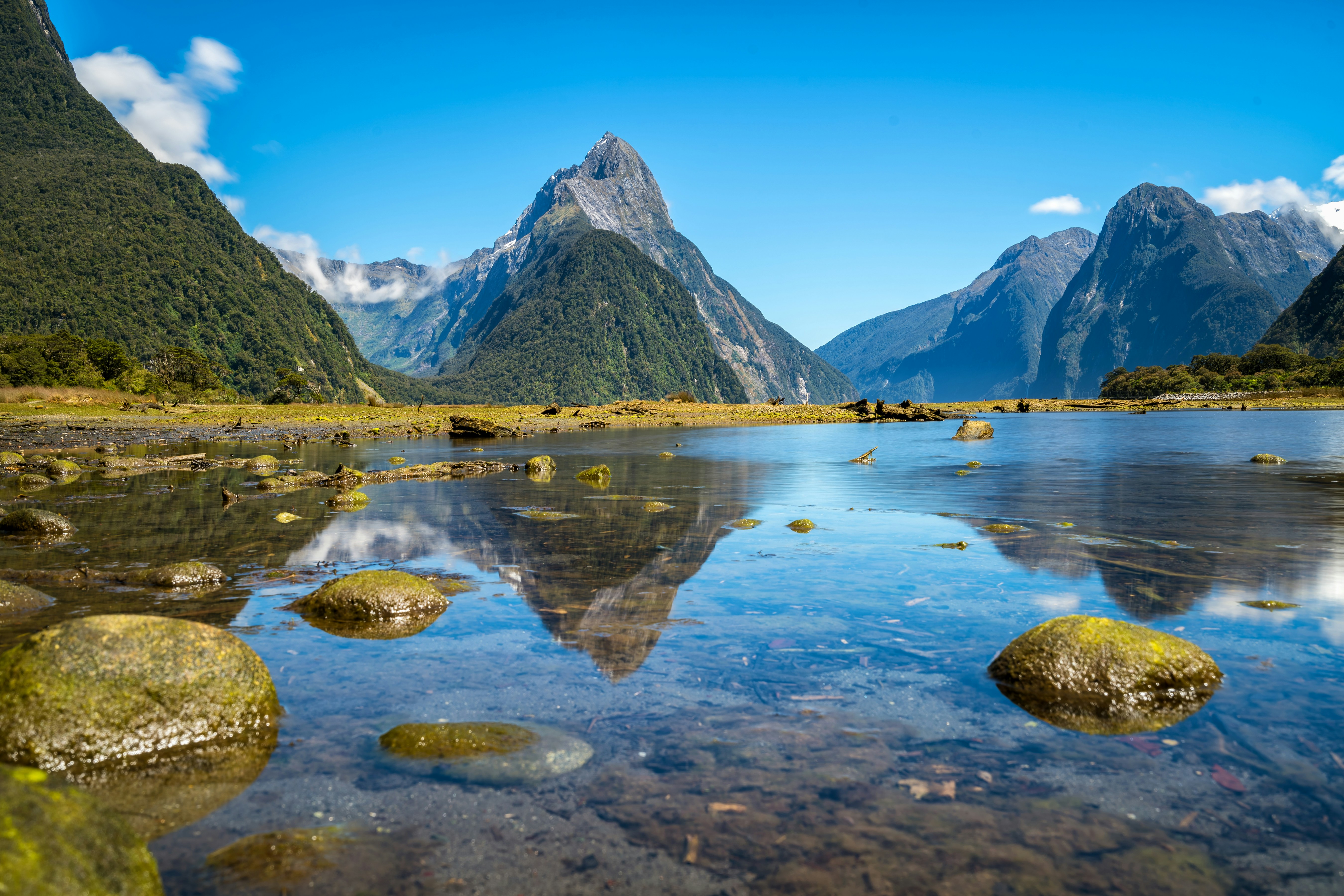 Uudessa-Seelannissa oleva järvi jonka ympärillä on vehreyttä ja taustalla on vuoria.