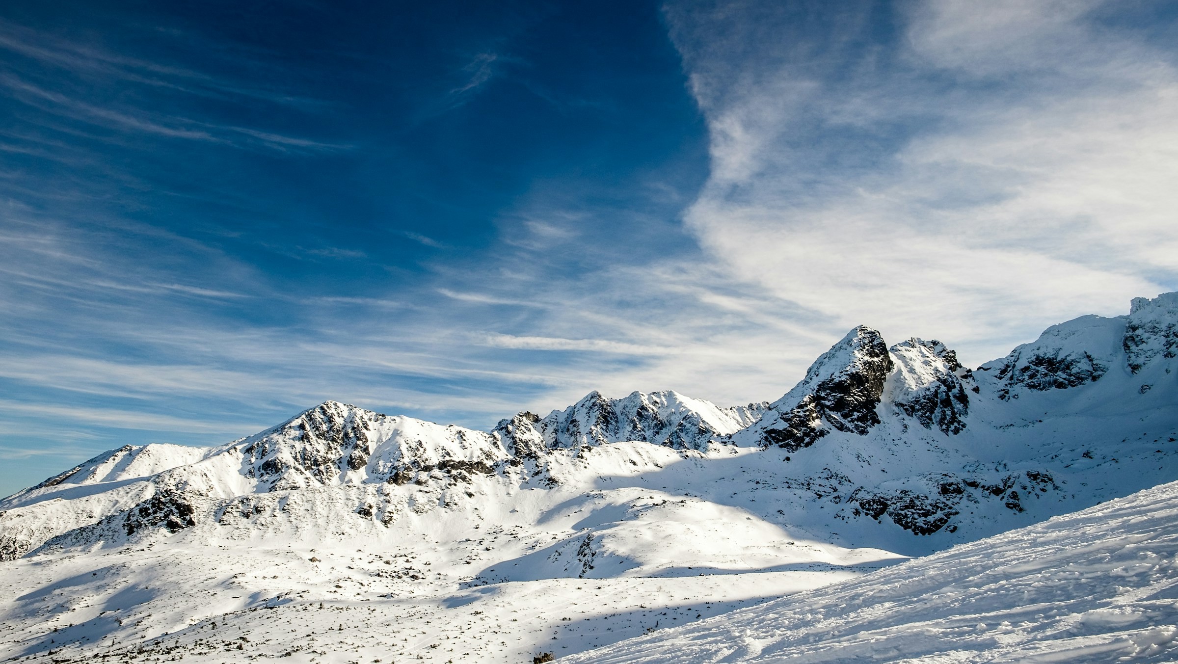 Snötäckt landdskap med klarblå himmel i Zakopane, Polen