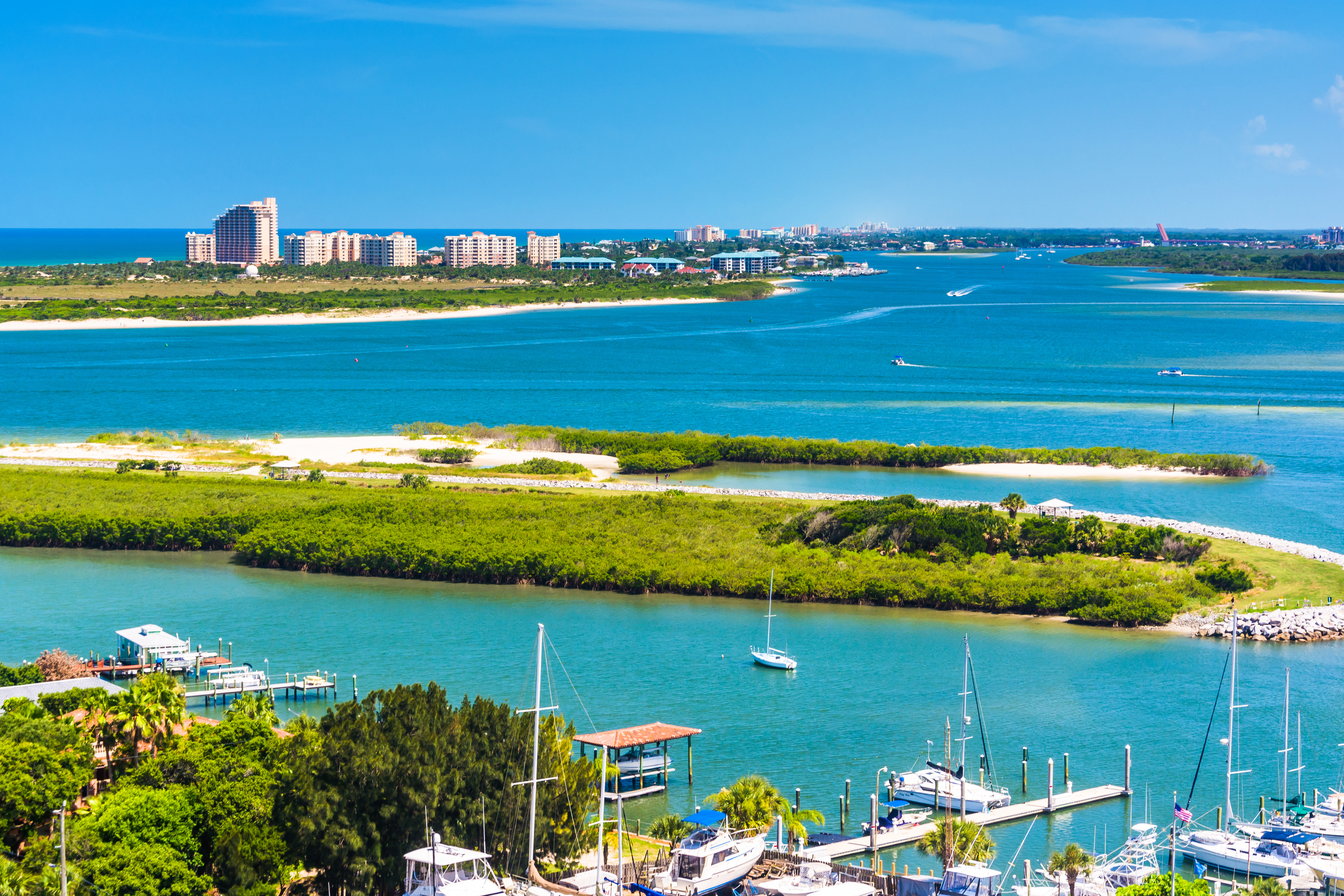 blått hav med grönska, hamn och stad i bakgrunden i Florida